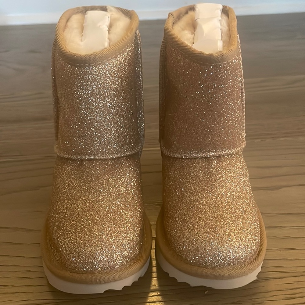 Nwt gold sparkle sz 8 uggs
